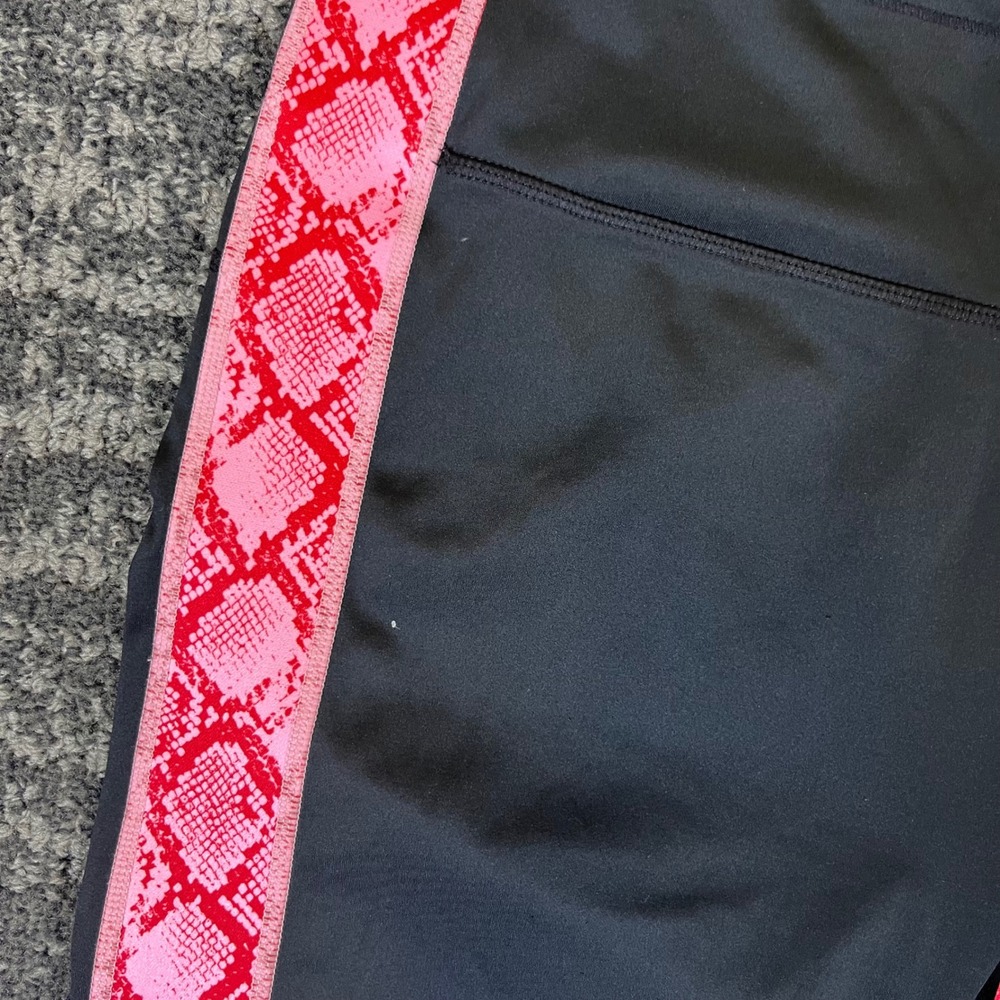 Fabletics Leggings Womens M Snakeskin UltraCool Cropped Athletic Pants - Picture 4 of 8
